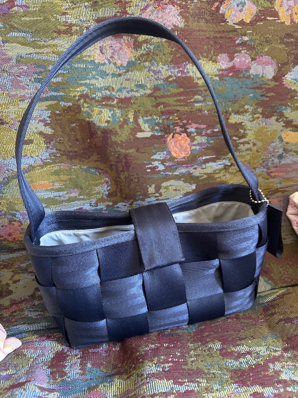 Harvey’s seatbelt shoulder bag open top navy blue